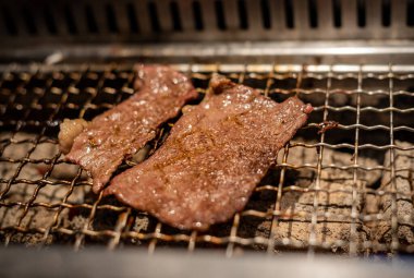 Barbekü veya Japon tarzı yakiniku için ızgara üzerinde ham sığır eti ve domuz eti dilim
