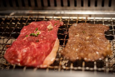 Barbekü veya Japon tarzı yakiniku için ızgara üzerinde ham sığır eti ve domuz eti dilim