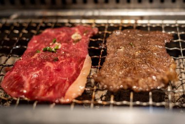 Barbekü veya Japon tarzı yakiniku için ızgara üzerinde ham sığır eti ve domuz eti dilim