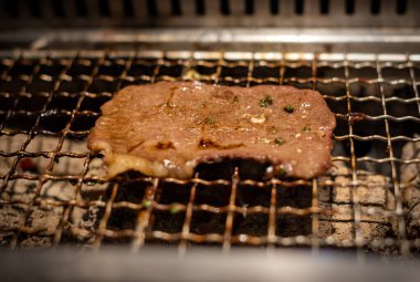 Barbekü veya Japon tarzı yakiniku için ızgara üzerinde ham sığır eti ve domuz eti dilim