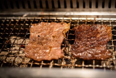 Barbekü veya Japon tarzı yakiniku için ızgara üzerinde ham sığır eti ve domuz eti dilim
