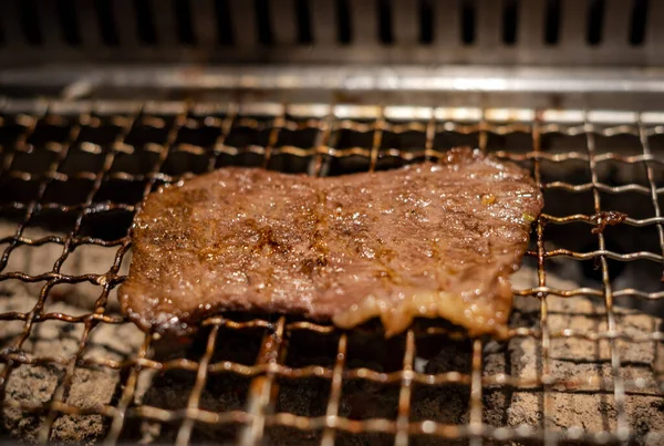 烧烤或日式烤肉架上的生牛肉和猪肉片 — 图库照片