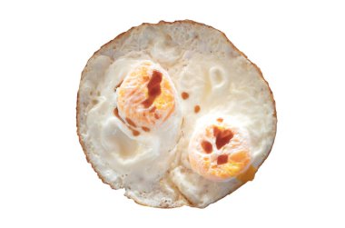 Kızarmış yumurta beyaz arka planda izole edilmiş. Kırpma Yolu ile birlikte.