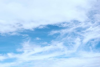 Mavi gökyüzü, beyaz, yumuşak bulutlar