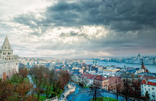布达佩斯全景从城堡与桥梁和议会 — 图库照片