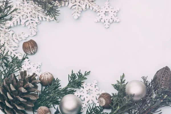 Çam kozalakları dalları ve Noel yıldızlarıyla Noel süslemesi