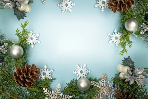 Çam kozalakları dalları ve Noel yıldızlarıyla Noel süslemesi