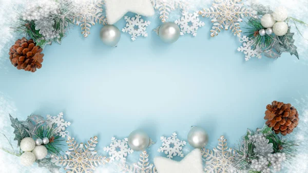 Çam kozalakları dalları ve Noel yıldızlarıyla Noel süslemesi