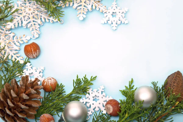 Çam kozalakları dalları ve Noel yıldızlarıyla Noel süslemesi