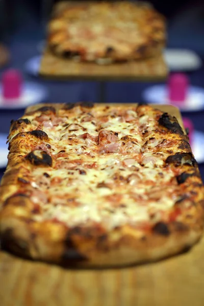 Tahta kesme tahtasında aile pizzası