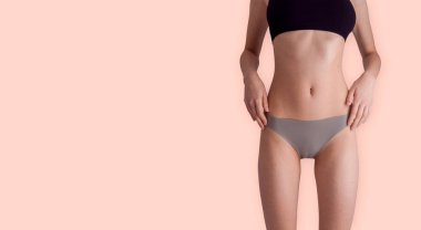 Güzel kız iç çamaşırı parlak arka plan üzerinde poz