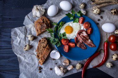 Koyu arka plan, üstten görünüm üzerinde leziz kahvaltı kızarmış yumurta