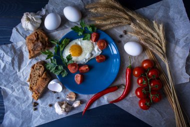 Koyu arka plan, üstten görünüm üzerinde leziz kahvaltı kızarmış yumurta