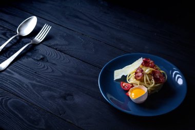 Bir tabloda makarna carbonara koyu arka plan, kopya alanı, gıda arka plan üzerinde taze ürünlerle  
