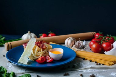 İtalyan makarna carbonara mavi tabak yemek arka plan, taze ürünlerle, kopya alanı tablo üzerinde