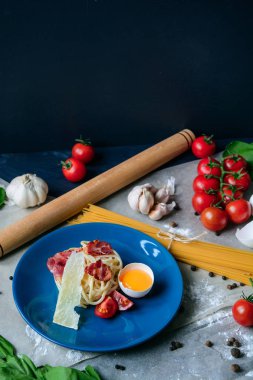 İtalyan makarna carbonara mavi tabak yemek arka plan, taze ürünlerle, kopya alanı tablo üzerinde