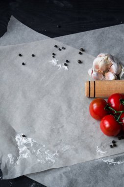 Gıda arka plan. Düz taze domates, sarımsak ve spise kagit üzerinde yatıyordu. Soldaki kopya alanı ile Üstten Görünüm
