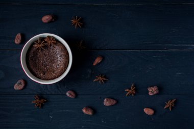 Çikolatalı fondan, lav kek kakao ile koyu arka plan üzerinde fasulye, yakın çekim