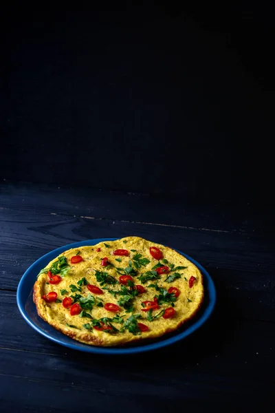 Ev yapımı omlet plaka üzerinde. Sağlıklı gıda kavramı.