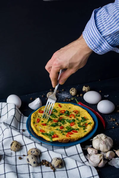 Ev yapımı omlet el ile plaka üzerinde. Sağlıklı gıda kavramı.