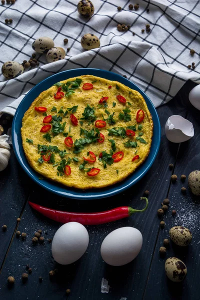 Ev yapımı omlet plaka üzerinde. Sağlıklı gıda kavramı.