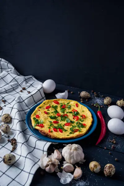 Ev yapımı omlet plaka üzerinde. Sağlıklı gıda kavramı.