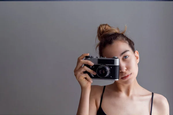 年轻的模特女孩拿着老式相机 拍了一张照片 — 图库照片