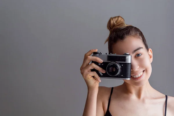 Vintage fotoğraf makinesi vasıl bir fotoğraf selfie yapmak imge-in şirin kız. Kendini bir fotoğraf çekmek. Güzellik. Mutlu kız gülümseyerek.