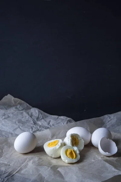 Katı pişmiş yumurta pişirme kağıdı üzerinde. Beslenme kavramı