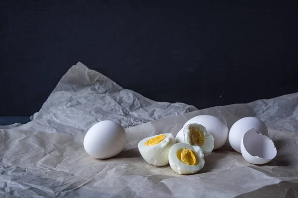 Katı pişmiş yumurta pişirme kağıdı üzerinde. Beslenme kavramı