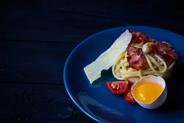 Bir tabloda makarna carbonara koyu arka plan, kopya alanı, gıda arka plan üzerinde taze ürünlerle  