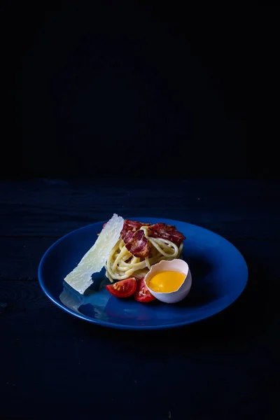 Bir tabloda makarna carbonara koyu arka plan, kopya alanı, gıda arka plan üzerinde taze ürünlerle  