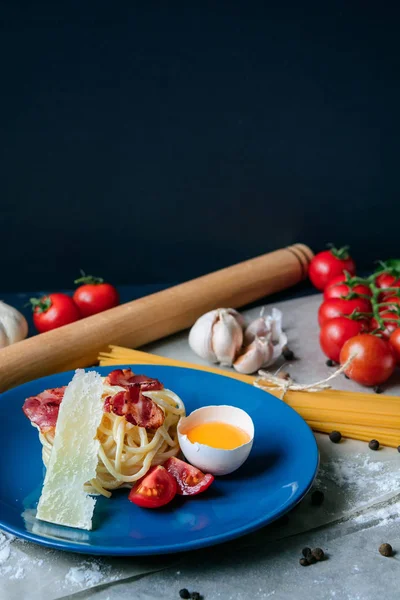 İtalyan makarna carbonara mavi tabak yemek arka plan, taze ürünlerle, kopya alanı tablo üzerinde