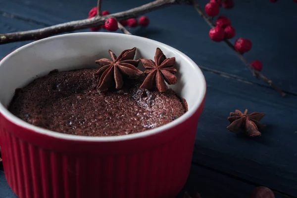 Fondant Chocolate Pastel Lava Con Bayas Granos Cacao Sobre Fondo —  Fotos de Stock