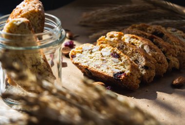 Cantuccini kurabiyeler. Badem ve kızılcık ile geleneksel İtalyan bisküvi. 
