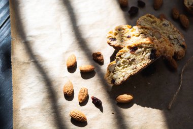 Cantuccini kurabiyeler. Badem ve kızılcık ile geleneksel İtalyan bisküvi. 