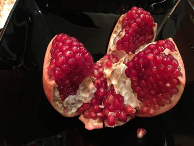 Olgun kırmızı Granet veya Garnet. Beyaz arka plan üzerinde kırmızı olgun nar meyvelerini yalıtmak. Vejetaryen kavramı, organik vitaminler, Detoks, diyet. Organik ve yarar Garnet meyve