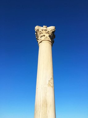 Antik Roma zaman Kırım'kasaba. Mavi gökyüzü arka plan Arkeoloji antika sütunlarda