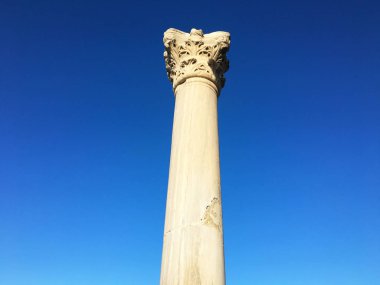 Antik Roma zaman Kırım'kasaba. Mavi gökyüzü arka plan Arkeoloji antika sütunlarda