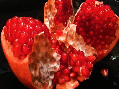 Olgun kırmızı Granet veya Garnet. Beyaz arka plan üzerinde kırmızı olgun nar meyvelerini yalıtmak. Vejetaryen kavramı, organik vitaminler, Detoks, diyet. Organik ve yarar Garnet meyve