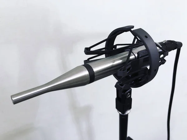 Micrófono de medición en estudio de sonido sobre fondo blanco — Foto de Stock
