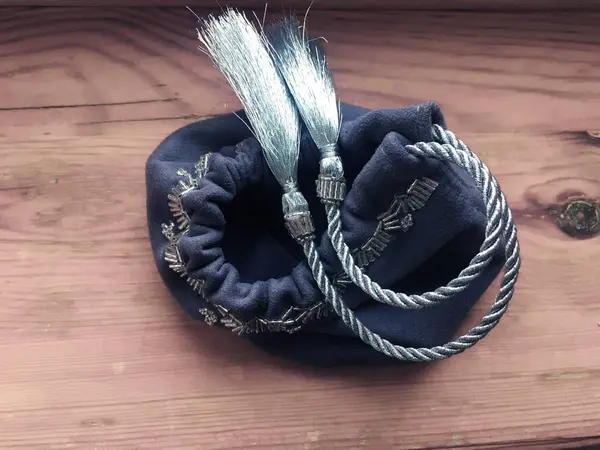 Jóslás ezoterikus boszorkány szürke textil táska a tarot és a rúnák — Stock Fotó