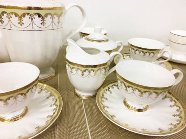 Beyaz porselen tabak ve bardak masada kalmak