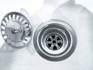 Su drenaj, lavabo drenaj beyaz arka plan üzerinde fotoğraf kapatmak