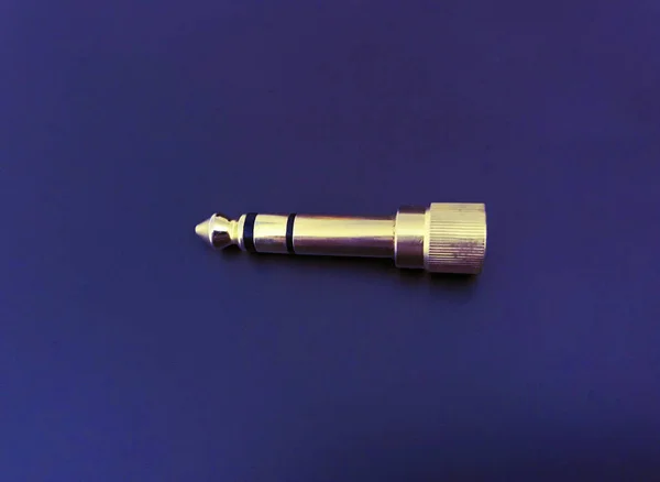 Conector de tomada de áudio para música em fundo azul . — Fotografia de Stock
