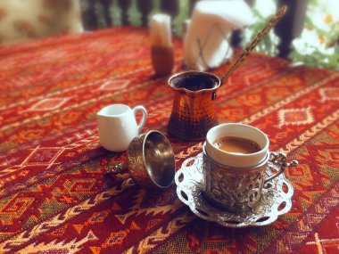 Türk kahvesi süsler kırmızı arka plan ile metal Kupası