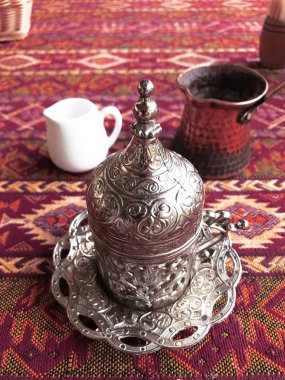 Türk kahvesi süsler kırmızı arka plan ile metal Kupası