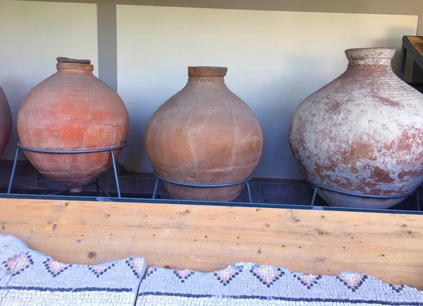 Antika romerska amforor staplade mot väggen. Dessa användes för transport av vin. — Stockfoto