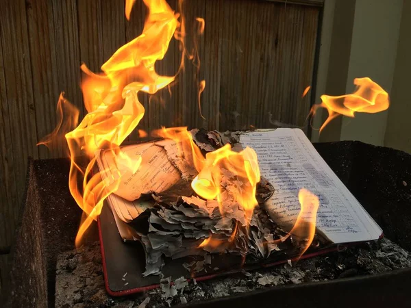 School diary with daily hand written note burning in fire flame — Stock Photo, Image