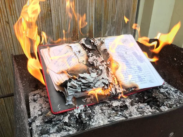 School diary with daily hand written note burning in fire flame — Stock Photo, Image